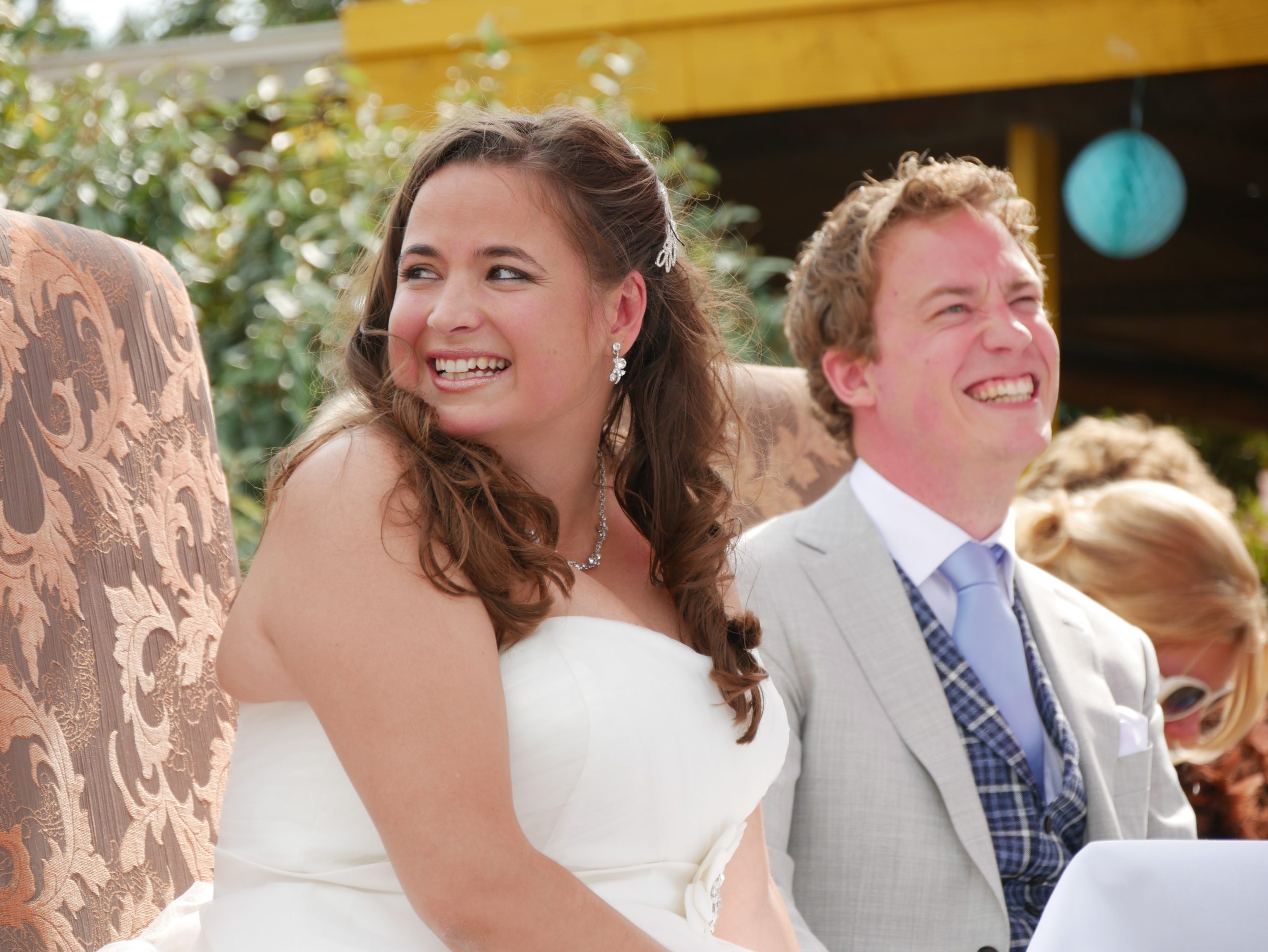 lachende bruid tijdens beachwedding ceremonie